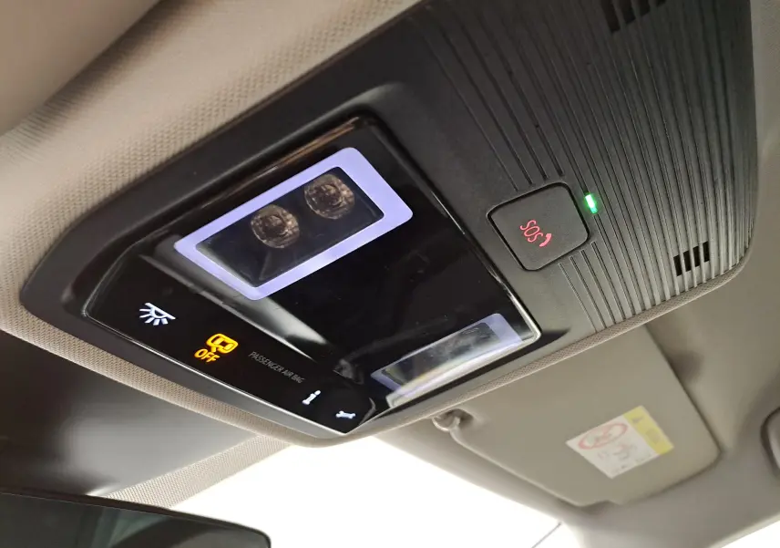 Plafonnier intérieur avec éclairage LED et bouton SOS du SEAT LEON 1.5 eTSI Hybrid 2025, vue en légère contre-plongée.