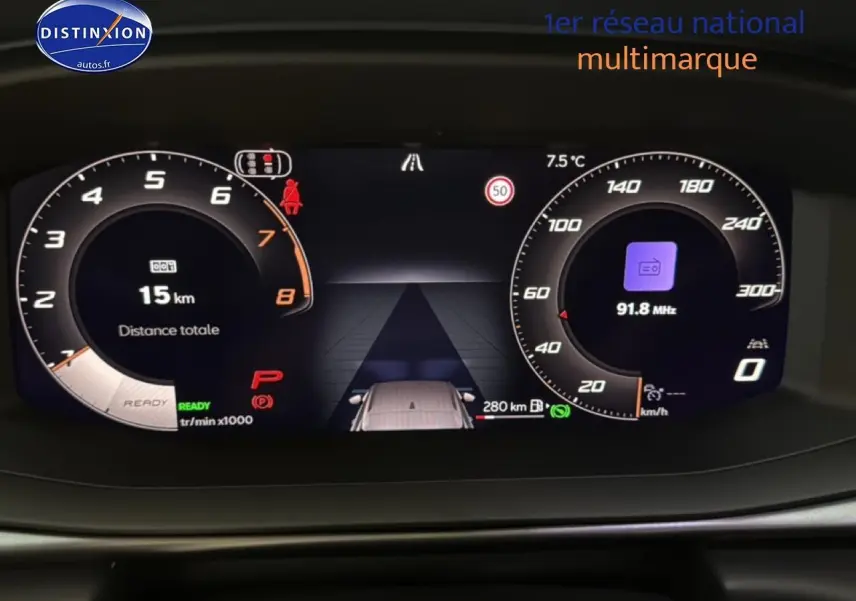 Vue rapprochée du tableau de bord numérique de la CUPRA TERRAMAR gris, affichant compte-tours et vitesse digitale.