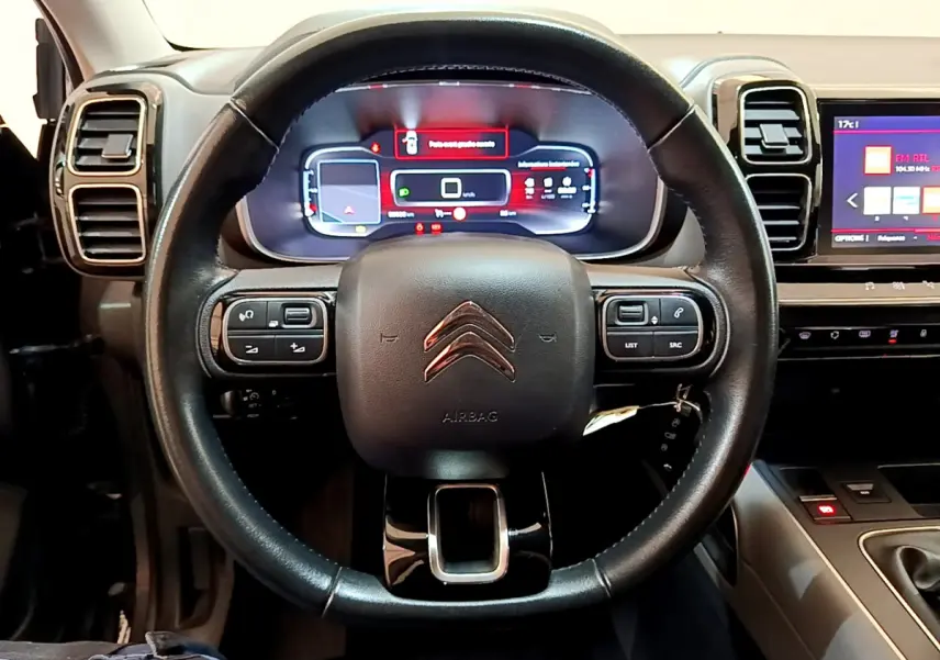 Vue frontale du volant cuir noir du Citroën C5 Aircross 2020 avec tableau de bord numérique et écran tactile central.