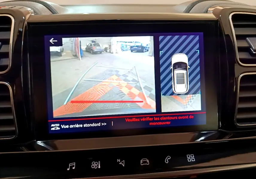 Écran tactile du système de caméra de recul du Citroën C5 Aircross 1.5 BlueHDi, affichant vue arrière et top view.