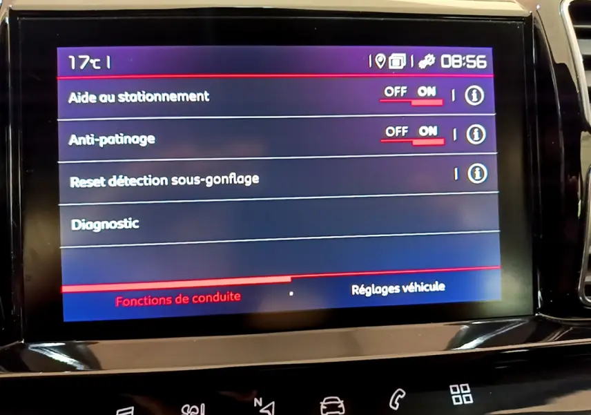 Écran tactile central du Citroën C5 Aircross 2020 affichant les réglages d’aide à la conduite, intérieur noir.