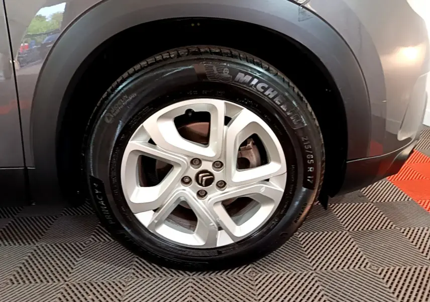 Gros plan sur la roue avant droite gris foncé du Citroën C5 Aircross 1.5 BlueHDi 130 Business avec jante alliage 17 pouces.