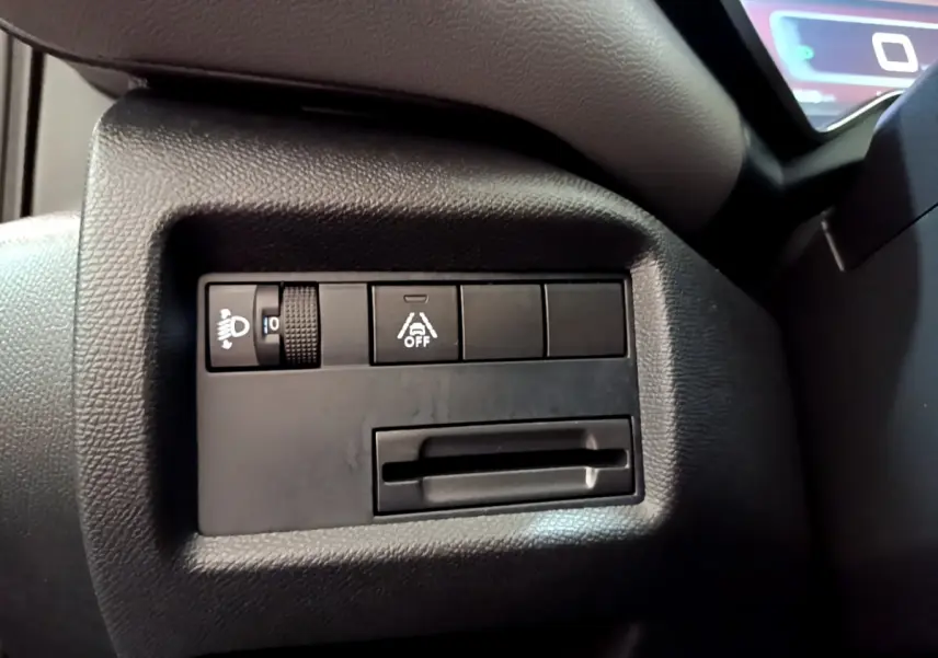 Gros plan sur les commandes noires à gauche du tableau de bord du Citroën C5 Aircross gris foncé, version 2020.