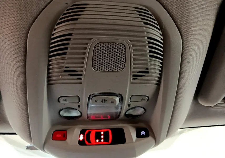 Vue en gros plan du plafonnier intérieur gris clair du Citroën C5 Aircross 2020 avec indicateur de porte ouverte rouge allumé.