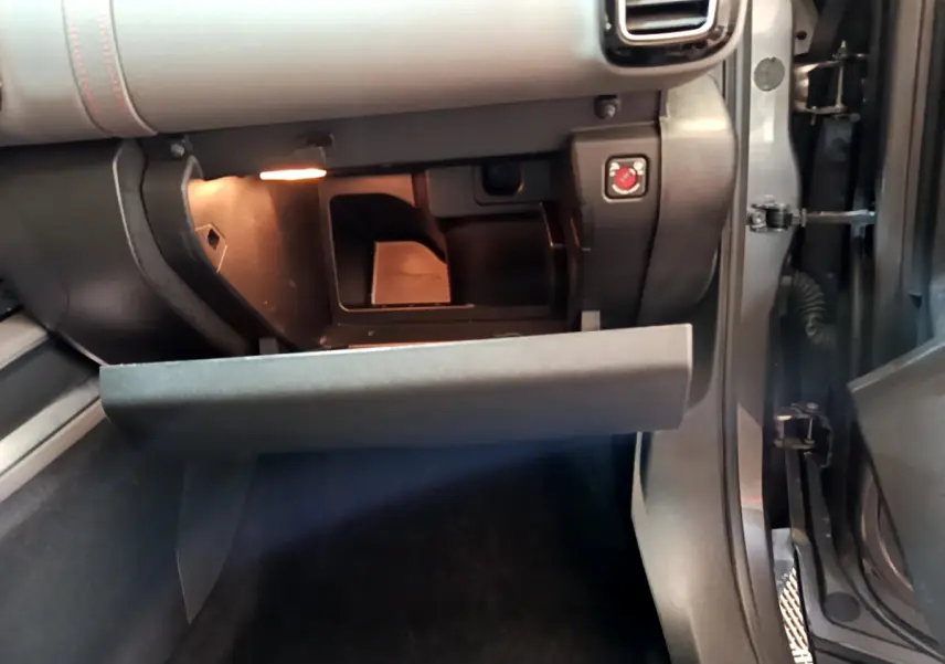 Gant de rangement ouvert côté passager du Citroën C5 Aircross gris foncé, éclairage intérieur allumé.
