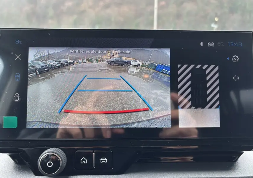 Écran tactile du Peugeot Rifter 2026 affichant la caméra de recul avec guidage coloré, vue arrière du véhicule.