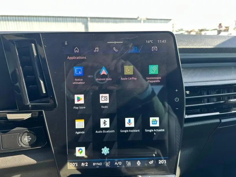 Écran tactile central du tableau de bord du Renault Rafale 2025, affichant les applications connectées.