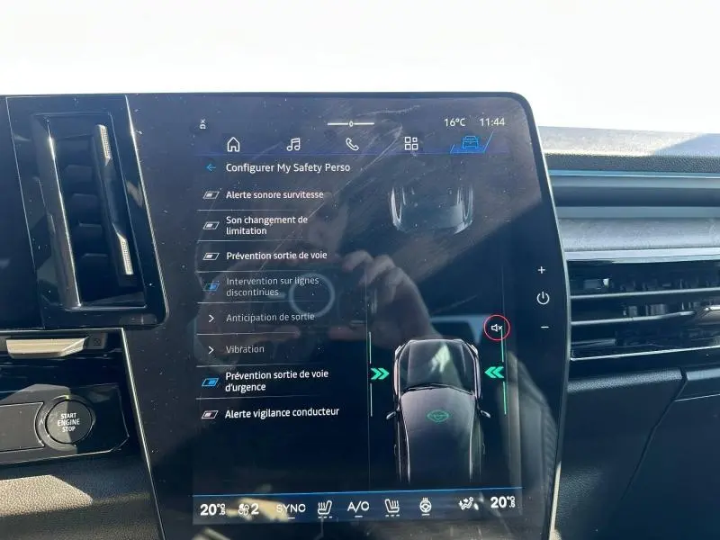Écran tactile intérieur du Renault Rafale 2025 montrant les options d'assistance à la conduite, avec tableau de bord noir.