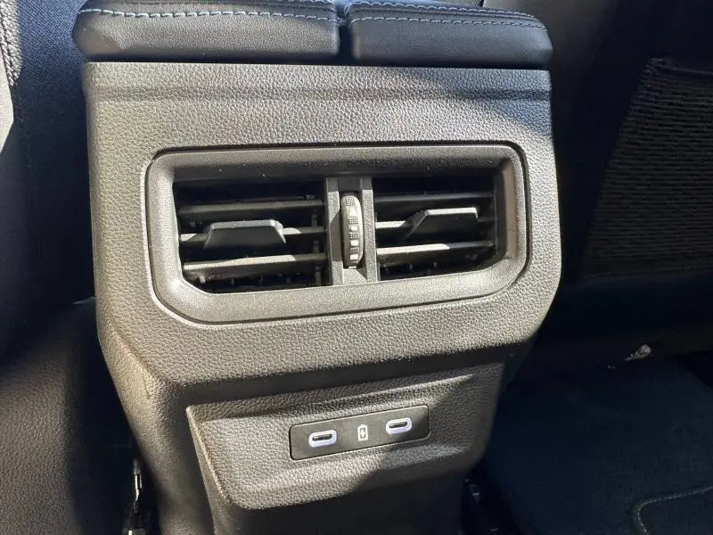 Gros plan sur la sortie d'air arrière noire et les deux ports USB-C du Renault Rafale 1.2 E-Tech 300ch esprit Alpine 2025.