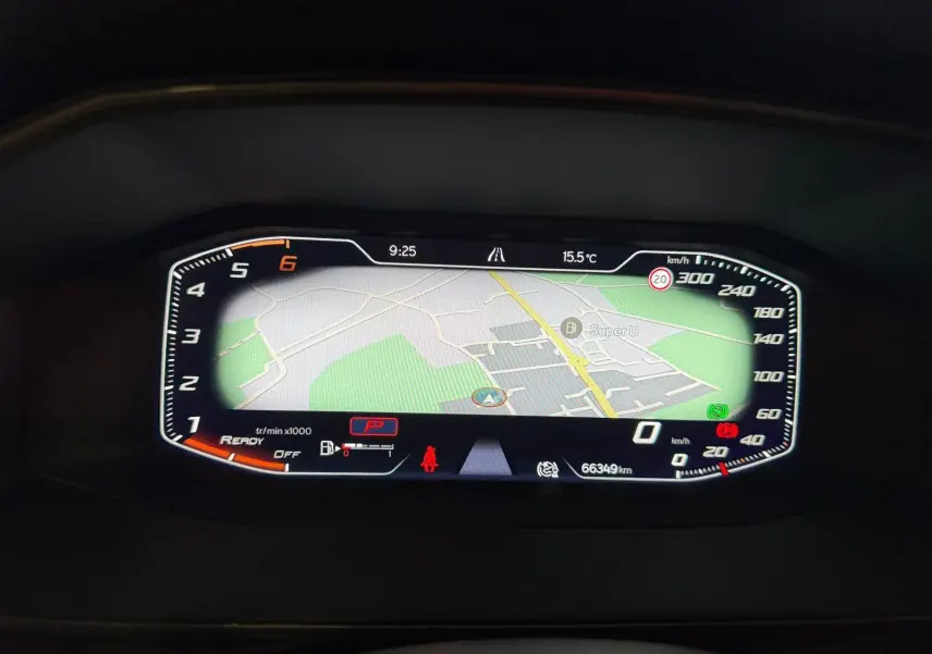 Tableau de bord numérique de la CUPRA LEON ST 2024 affichant la navigation, compte-tours et vitesse à 0 km/h.