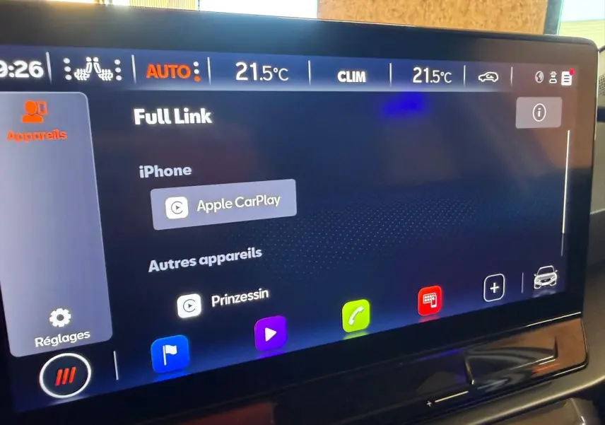Écran tactile central affichant la connectivité Apple CarPlay dans l’habitacle noir du CUPRA LEON ST blanc.