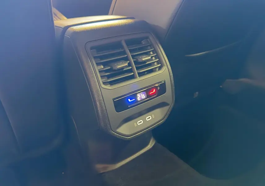 Détail de la console arrière noire avec réglage de climatisation et ports USB dans une CUPRA LEON ST blanche 2024.