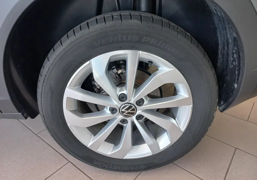 Gros plan sur la roue avant droite du Volkswagen T-Roc 2025 gris Indium avec jante alliage et pneu Hankook Ventus Prime 3.