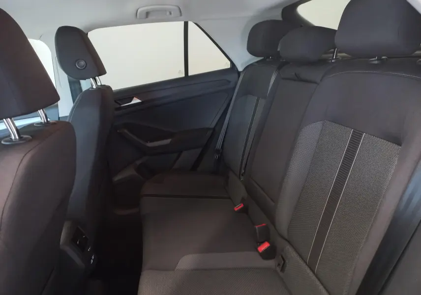 Vue intérieure côté droit des sièges arrière noirs du Volkswagen T-Roc 1.5 TSI 150 DSG7 VW EDITION 2025 en gris Indium.
