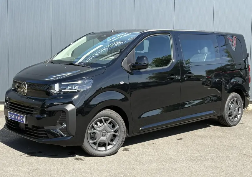 Vue 3/4 avant droite du Citroën Jumpy noir Perla avec jantes tôle noires et porte latérale coulissante visible.