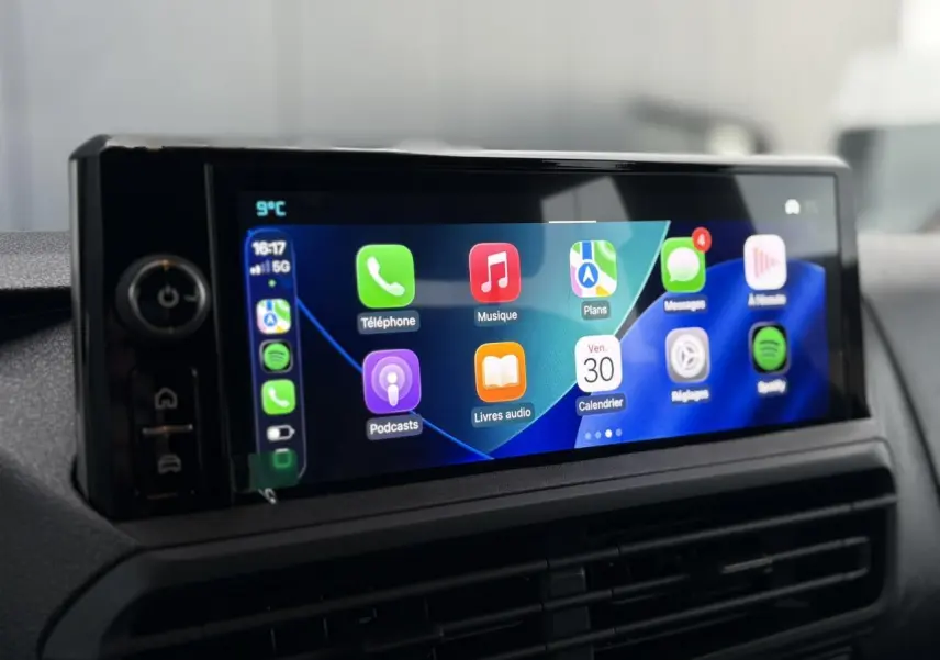 Écran tactile 10 pouces du tableau de bord du Citroën Jumpy noir Perla, affichant Apple CarPlay.