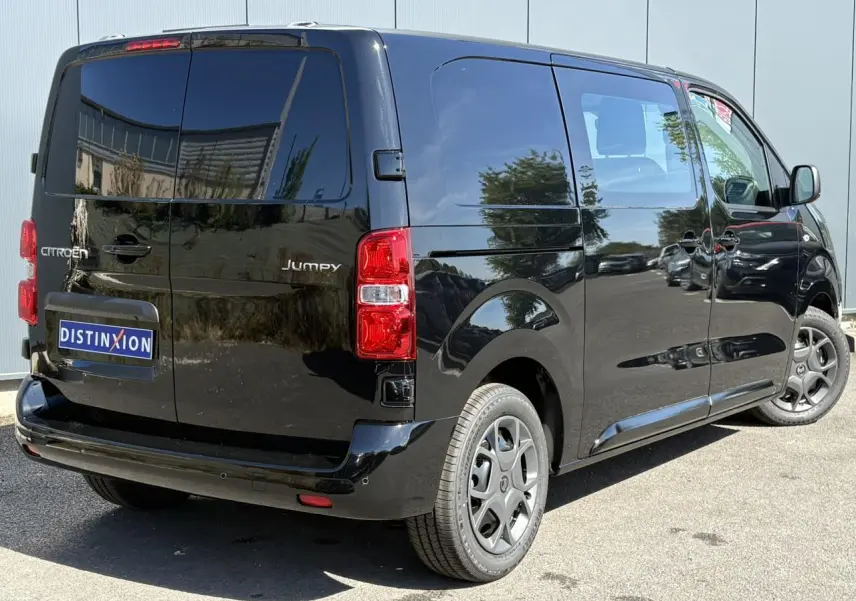Vue 3/4 arrière droite du Citroën Jumpy noir Perla avec jantes noires et porte latérale coulissante visible.