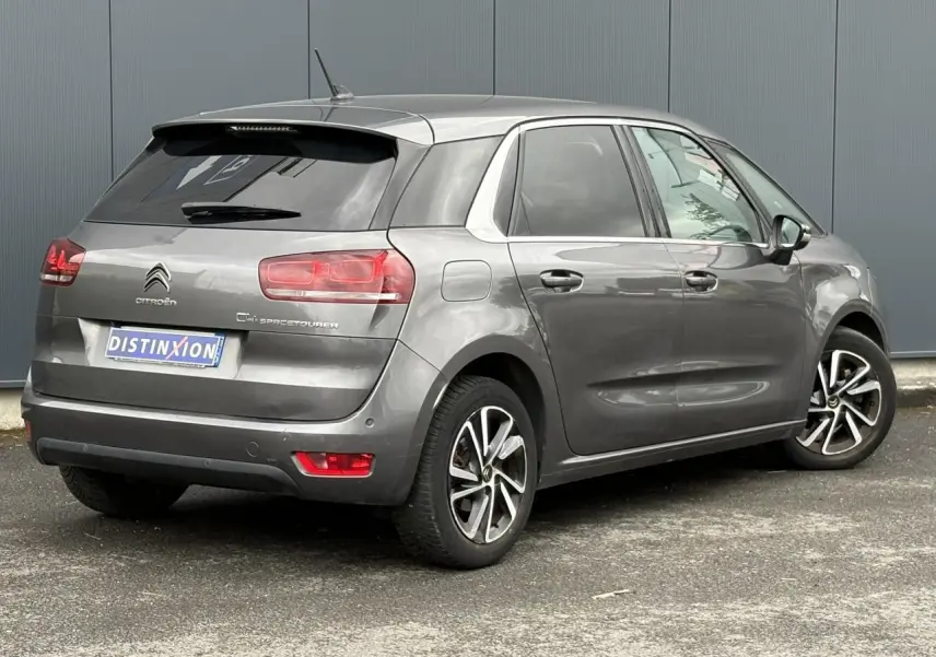 Vue 3/4 arrière droite d'une Citroën C4 Spacetourer gris foncé avec hayon électrique et jantes alliage 17 pouces.