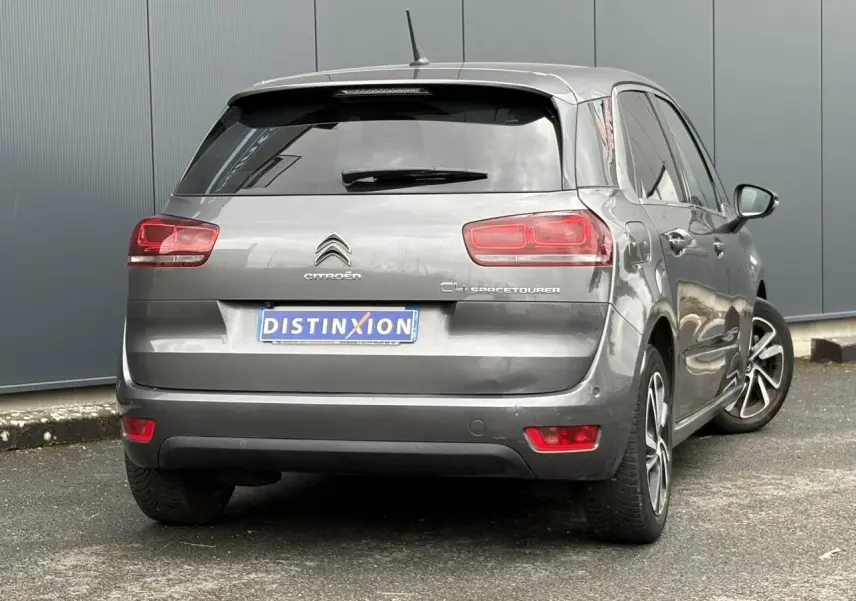 Vue 3/4 arrière droite d'une Citroën C4 Spacetourer gris foncé avec hayon électrique et jantes alliage 17 pouces.