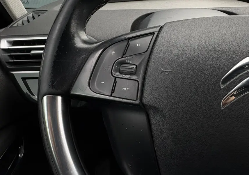 Gros plan sur le volant noir de la Citroën C4 Spacetourer 2018, avec commandes de régulateur de vitesse intégrées.