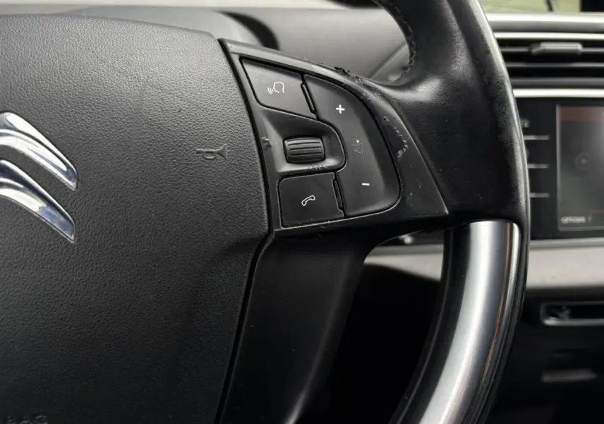 Gros plan sur le volant noir du Citroën C4 Spacetourer 2018 avec commandes audio et téléphone intégrées.