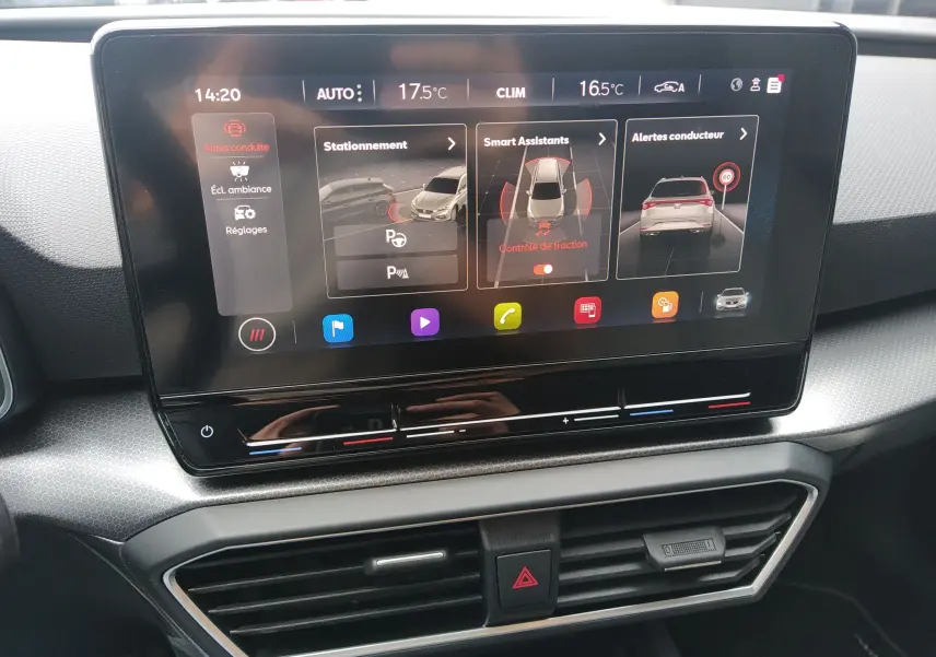 Écran tactile central du tableau de bord de la SEAT LEON ST 2022 affichant les aides à la conduite et la climatisation.