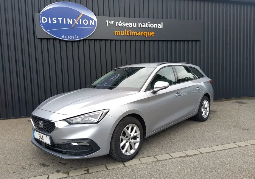 SEAT LEON ST gris en 3/4 avant droit, break compact avec jantes alliage et calandre noire distinctive.