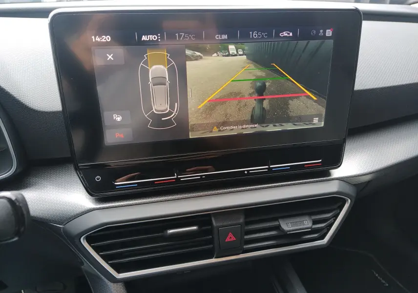 Écran central du tableau de bord de la SEAT LEON ST gris 2022 montrant la caméra de recul et l’aide au stationnement.