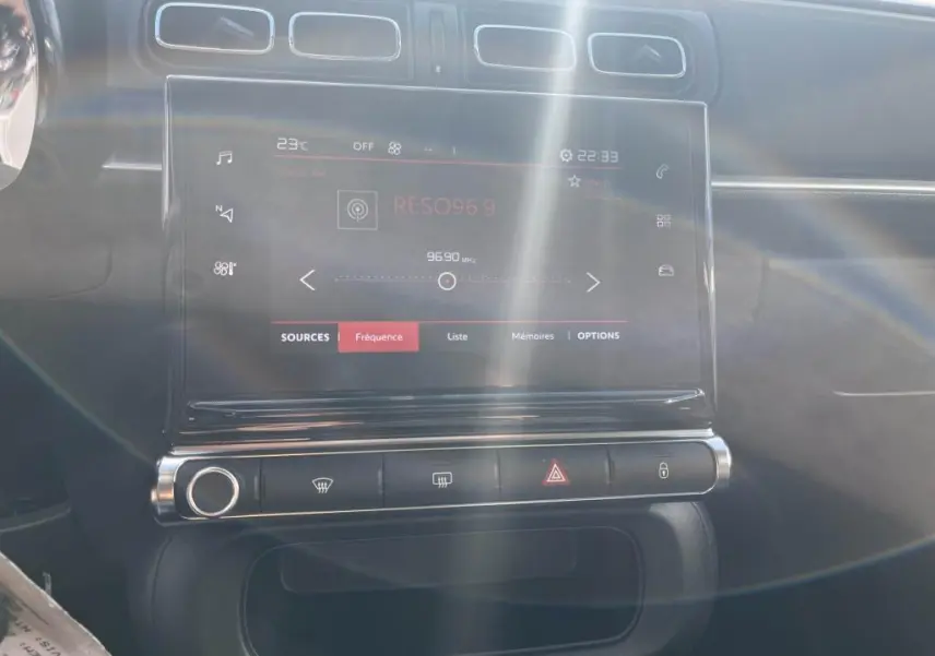 Tablette tactile 7 pouces du tableau de bord de la Citroën C3 gris 2022, avec commandes climatisation et radio affichées.