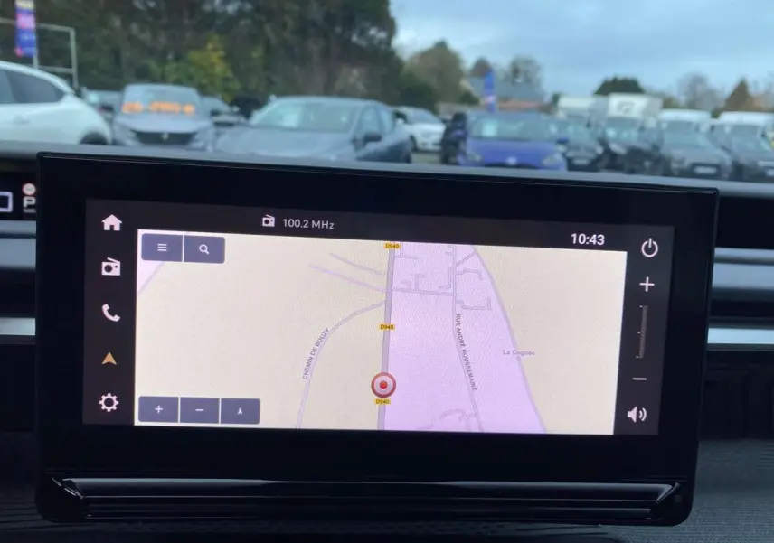 Écran central tactile affichant la navigation GPS dans un Citroën C3 Aircross Bleu Monte Carlo toit noir, vue intérieure frontale.