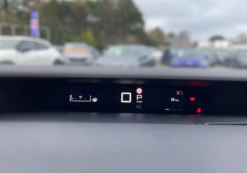 Affichage numérique du tableau de bord de la Citroën C3 Aircross hybride, indiquant la vitesse, la température et le niveau de carburant.