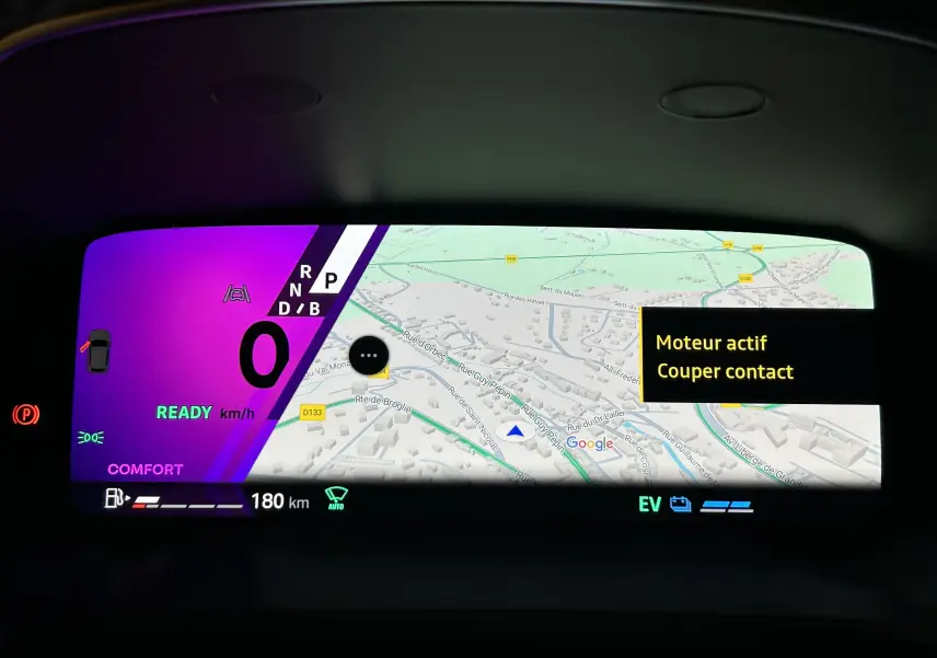 Tableau de bord numérique du Renault Symbioz blanc nacré, affichant la navigation GPS et l'état moteur actif.