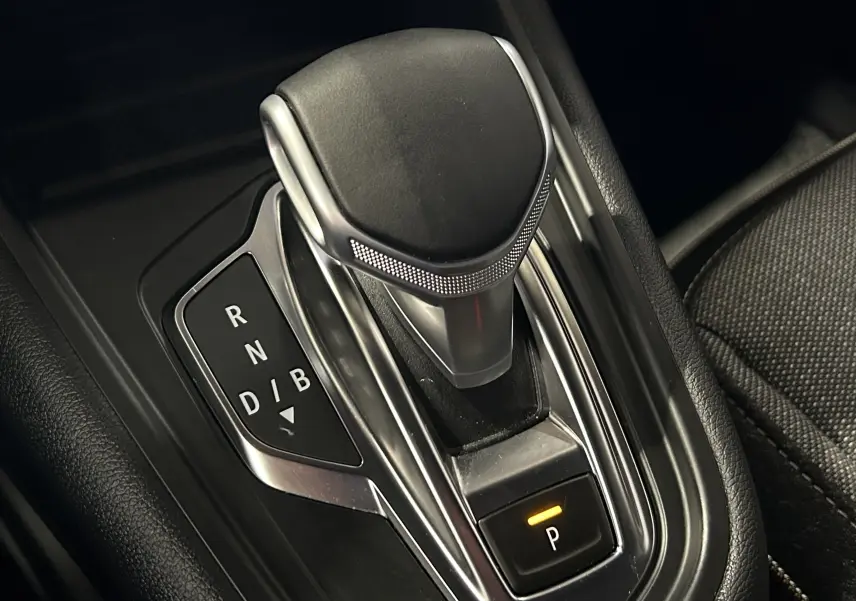 Le levier de vitesses automatique noir et argenté de la Renault Symbioz E-Tech Full Hybrid 2025 en gros plan.