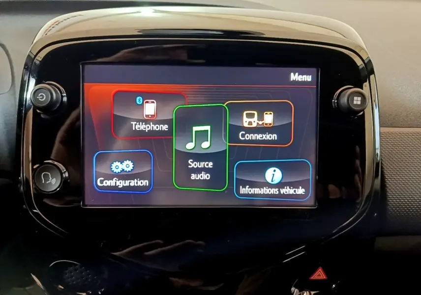 Écran tactile central de la Citroën C1 gris clair 2019 affichant les options téléphone, audio et configuration.