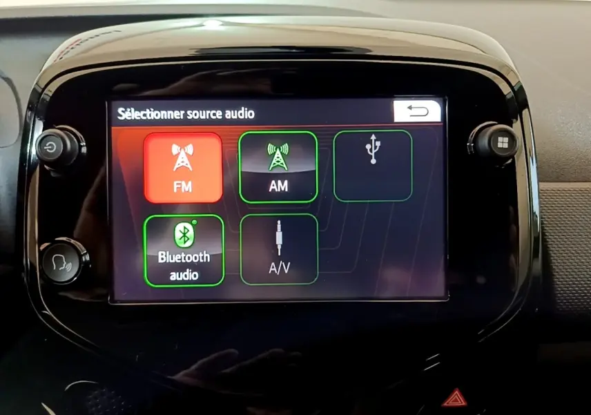Écran tactile central de la Citroën C1 2019 affichant les options audio FM, AM, Bluetooth et A/V.