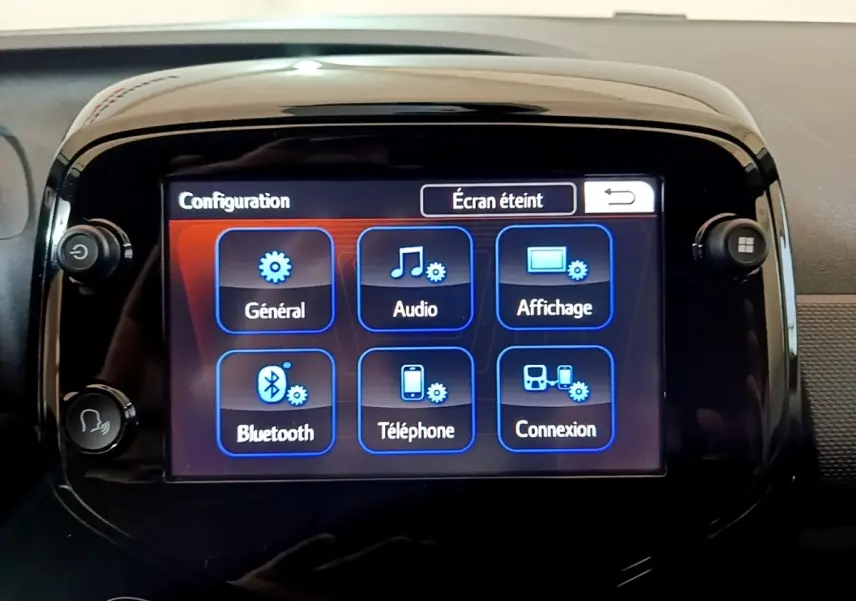 Écran tactile central de la Citroën C1 gris clair, affichant le menu de configuration avec options Bluetooth et audio.