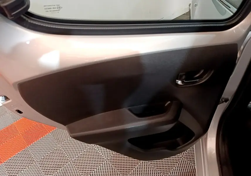 Vue rapprochée de la porte arrière droite gris clair de la Citroën C1 2019 avec poignée intérieure chromée.