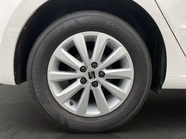 Gros plan sur la roue avant droite blanche d'une SEAT Ibiza 2023 avec jante alliage et pneu Kumho Ecowing.