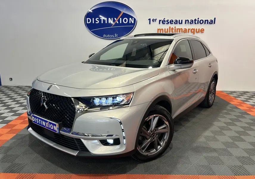 Vue 3/4 avant droite du DS7 Crossback bleu cristal perlé avec calandre noire et jantes alliage foncé.