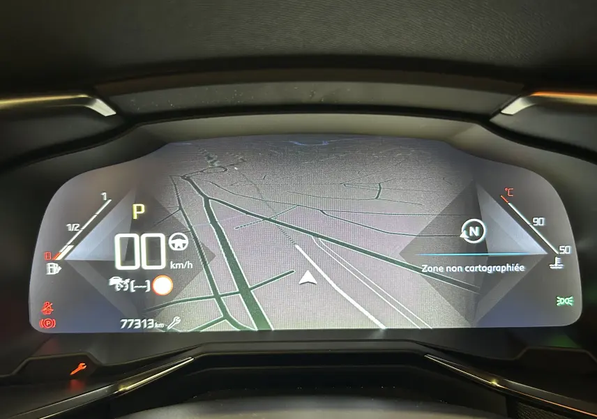 Tableau de bord numérique du DS7 Crossback 2022 avec affichage de navigation et compteur digital en vue frontale.