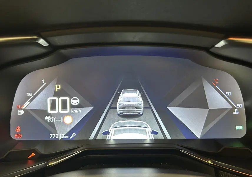 Vue du tableau de bord numérique du DS7 Crossback 2022, affichant la vitesse, la consommation et l'assistance à la conduite.