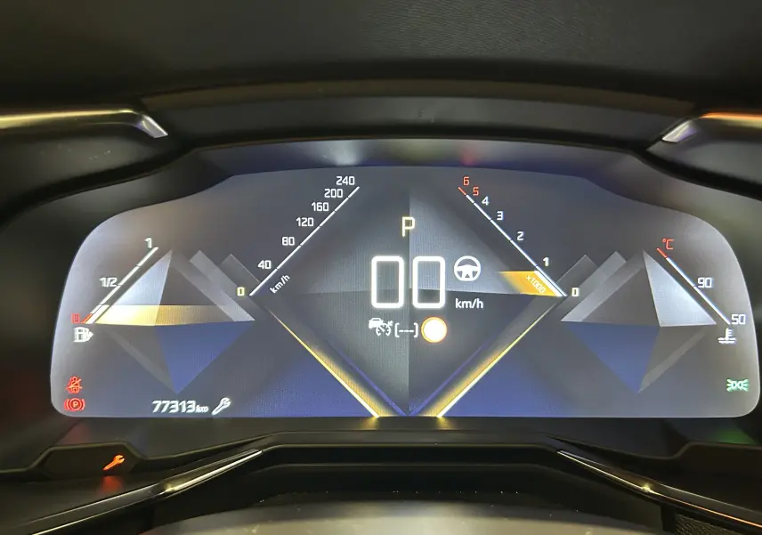 Vue rapprochée du tableau de bord numérique du DS7 Crossback 2022, affichage moderne en bleu et noir.