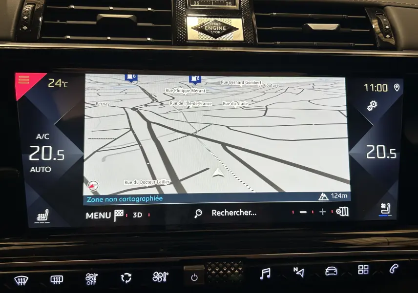 Vue rapprochée de l’écran tactile central du DS7 Crossback avec affichage GPS et commandes climatisation digitales.
