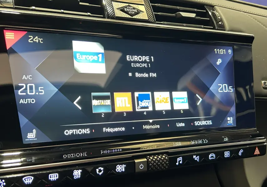 Gros plan sur l’écran tactile central du DS7 Crossback 2022, affichant la radio Europe 1 et la climatisation à 20,5°C.