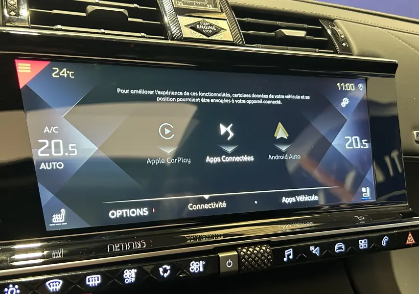 Écran tactile central du DS7 Crossback 2022 affichant les options Apple CarPlay et Android Auto, avec finition intérieure beige.