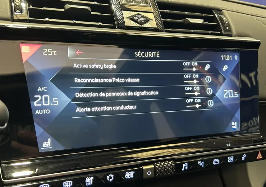 Écran tactile central du DS7 Crossback affichant les réglages de sécurité et la climatisation à 20,5°C.