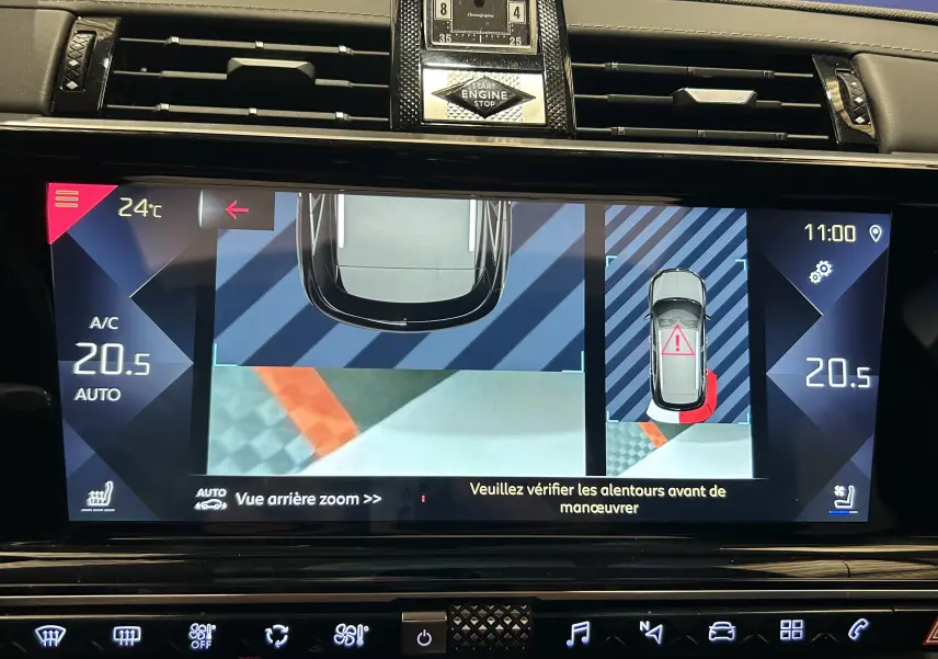 Écran central du DS7 Crossback bleu affichant la caméra de recul avec alertes de proximité et température intérieure.