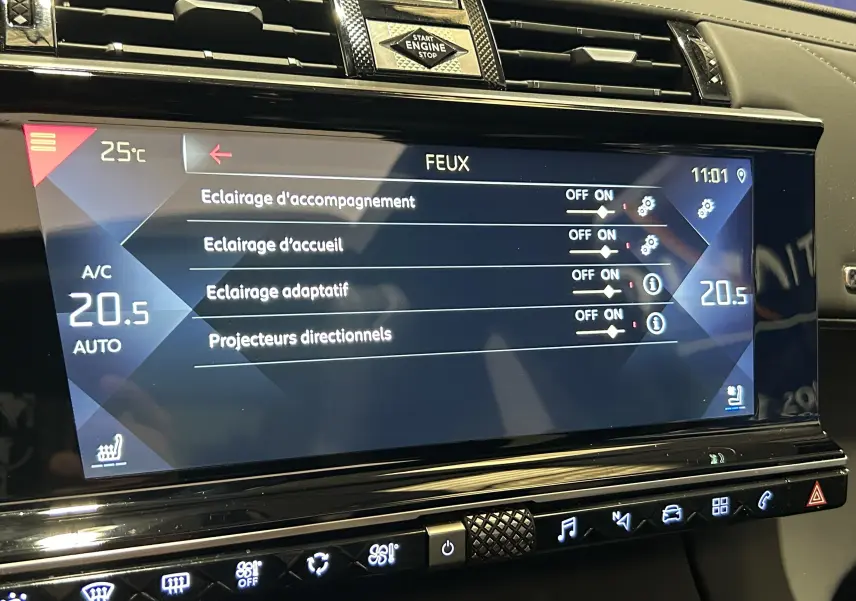 Écran tactile central du DS7 Crossback 2022 affichant les réglages d’éclairage, avec commandes tactiles et finition noire brillante.