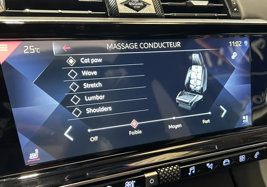 Écran tactile intérieur du DS7 Crossback bleu montrant les options de massage conducteur avec réglage d’intensité faible.