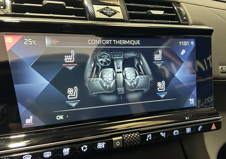 Écran tactile intérieur du DS7 Crossback 2022 montrant le réglage du confort thermique des sièges en cuir noir.